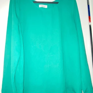 Grön lång blus köpt från ZALANDO - Grön lång blus köpt från ZALANDO. I materialet Chiffong. Älskar den gröna färgen på blusen. I storlek 38, dvs Small men funkar lika bra för M med! Man ser inte igenom blusen överhuvudtaget. Blusen går inte att hitta på ZALANDO längre då den köptes för ett bra tag sen😊