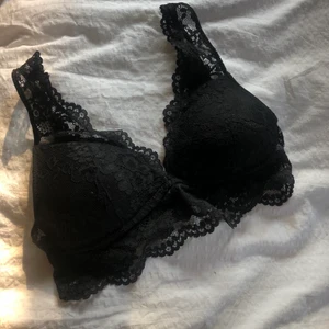 Spets bh - Säljer min knappast använda spets-bh. Väldigt fina axelband och passar perfekt under tröja. Frakt ingår ej, skriv gärna för fler funderingar.❤️❤️