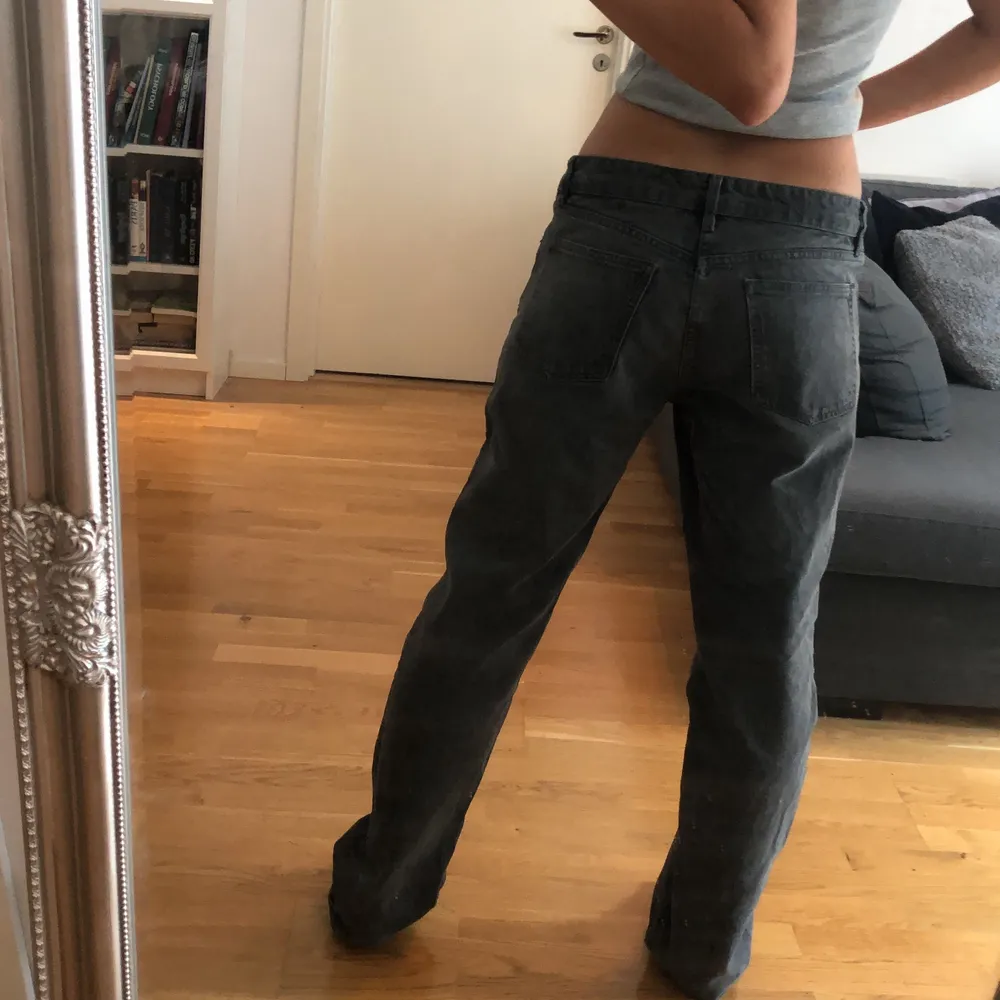 Zara lågmidjade straight byxor i strl 40. De har krympt en del i tvätten, skulle därför säga att storleken mer motsvarar 38, sitter bra på mig som är 171cm och vanligtvis har 38🤗 . Jeans & Byxor.