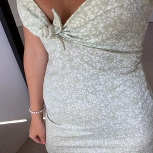 Sommarklänning - Klänning från Nelly. Använd endast en gång så den är så gott som ny💓den är uppsydd ca 3 cm, på mig som är 165 går den till ca mitten av låret💓