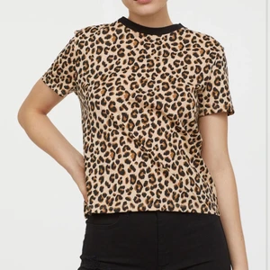 Leopardmönstrad t-shirt - Bra skick. Frakt tillkommer (66kr). 