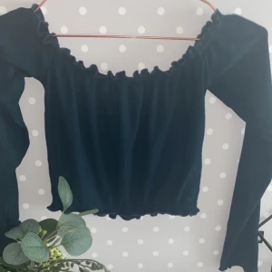 Off shoulder magtröja - Grön ribbad magtröja som också är off shoulder med långärmad. 💚Strl XS💚 Oanvänd. Material är väldigt stretchigt.