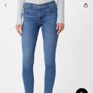 Levis jeans, kostar normalt runt 1200kr men säljer för 250kr, knappt använda, skriv för fler bilder eller frågor (modell 710 super skinny) 