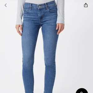Levis jeans  - Levis jeans, kostar normalt runt 1200kr men säljer för 250kr, knappt använda, skriv för fler bilder eller frågor (modell 710 super skinny) 