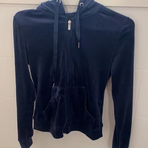 Kofta - Marinblå kofta från ginatricot i storlek Xxs (använt några få tal gånger). Säljer den för 79:- plus frakt, ordinarie pris 249:-.  