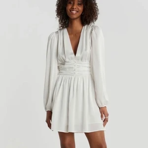 Klänning från GinaTricot 🤍💕 - Säljer denna klänningen från GinaTricot. Ny med lapparna kvar, endast testad. Säljes pga att jag valde en annan klänning till min student. Nypris 600 kr, mitt pris 300 kr. Storlek 40. Perfekt till student eller skolavslutning. 🤍👌🏽💓