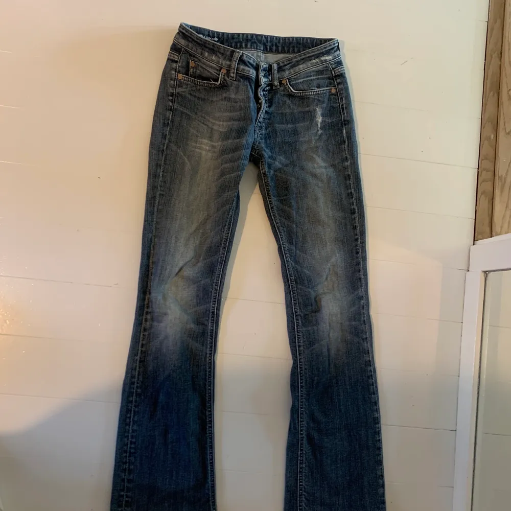 Super snygga lågmidjade jeans!! 😍 Vet tyvärr inte märket. Köparen står för frakt. 📦 Jag är 169 cm. Strl 34/36. Jeans & Byxor.