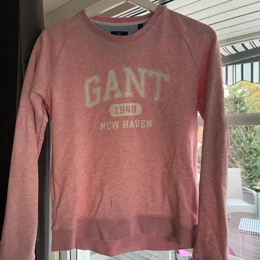 Rosa sweatshirt från Gant. Jättefin färg och i fint skick! Ord pris ca 1300kr!💗. Tröjor & Koftor.