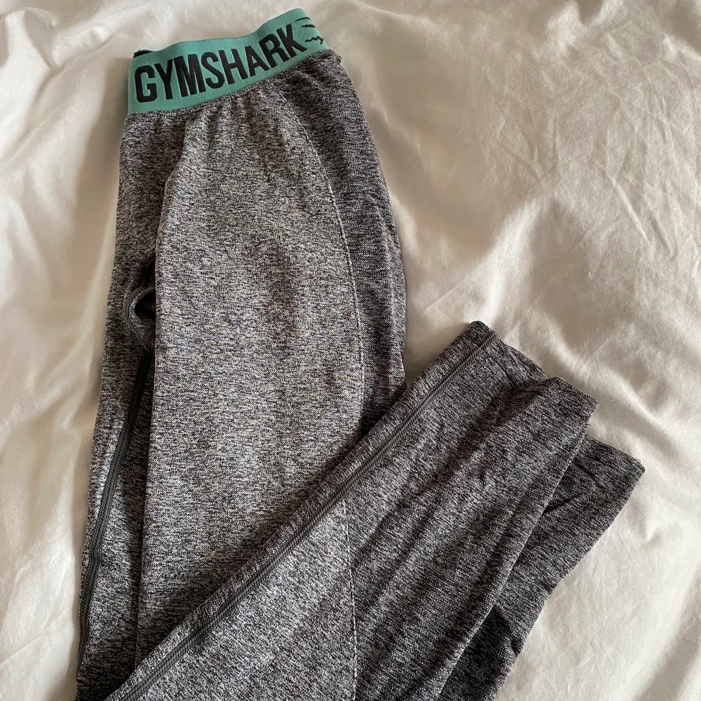 Grå träningstights från Gymshark i strl S💖 aldrig använda, Skickar spårbart . Jeans & Byxor.