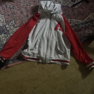 Zip hoodie - Nice zip hoodie skön och är bra för en varm dag den är medium men känns mindre