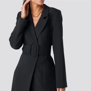 Kavajklänning  - Säljer min knappt använda kavajklänning från NAKD X Hoss. Fraktar gärna men kan även mötas upp i Göteborgsområdet 😊