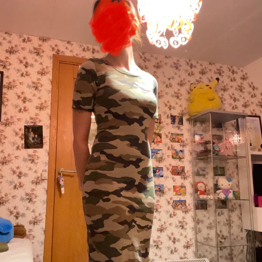 jag köpte denhära supersnygga militär klänningen på h&m för några år sen med min kompis men de slutade upp med att jag bara andvände den en gång och jag tror aldrig att jag kommer använda den igen så jag säljer den ist. Klänningar.