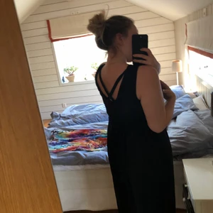 Svart långklänning  - Svart långklänning med spetsdetaljer vid bysten samt korsning i ryggen. Från knäna och ner är det tunt material och man ser därmed igenom. Aldrig använd.  Köpt för: 599kr Säljer för: 249