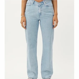 Weekday jeans  - Jeans från weekday som sitter väldigt snyggt då de går ner vid magen som gör att kroppen formas snyggt. Endast använda några gånger och säljer för att de är för små för mig. De är nu  för små för mig, har därför ej bilder. Köpta för 600 och går ner till skorna för mig som är 170