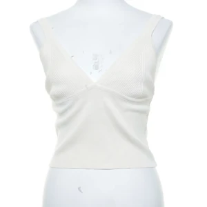 Dilvin knit topp - Dilvin knit topp i st S. Jag skulle säga att toppen stämmer i storleken. Toppen är i nyskick. Bara att höra av sig vid föer frågor eller bilder💕