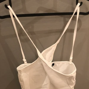 Topp - Vit crossover topp, använd Max 3 ggr, finns i både svart och vit