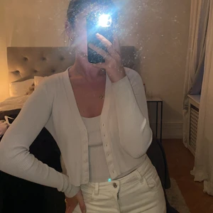 Ribbad kofta - En ljusrosa kofta i ribbat material. 