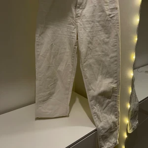 slutsålda jeans  - säljer mina älskade slutsålda momjeans från gina. storlek 38. nypris 500kr knappt använda då vit inte är min färg. jag säljer för 200kr JAG STÅR FÖR FRAKTEN ❤️