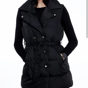 Väst - Svart väst med knytband från yeslondon. Storlek S. Oanvänd. Nypris 599.