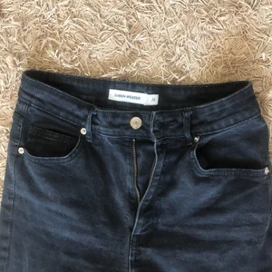 Svarta jeans - Säljer dessa jeans från Carin Wester med världens finaste passform! Högmidjade och en aning utsvängda! Org pris 599, sparsam använda💕