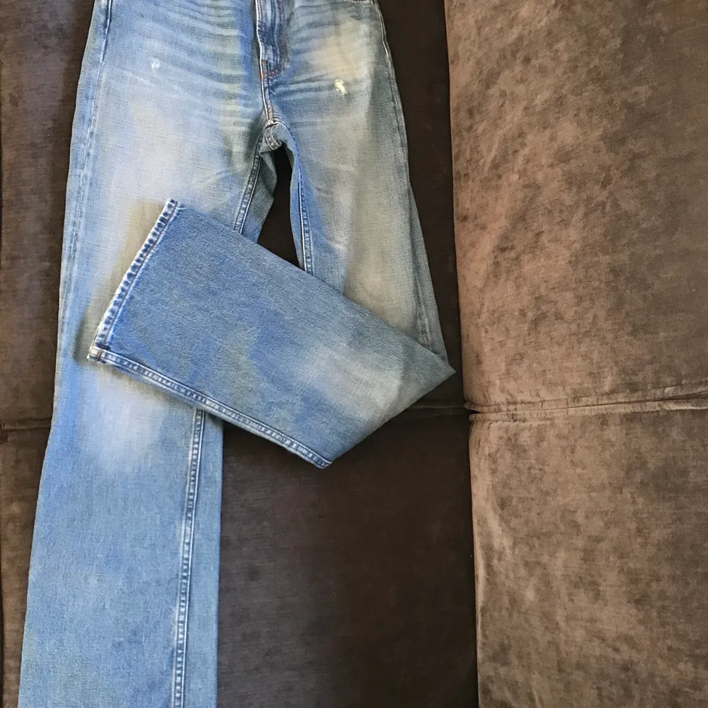 Ny jeansmodell från Acne Studios sedan i våras. Supersnygg modell, Bootcut fit. Endast använd ett fåtal gånger, säljer dem pga att de blivit för små. Strl 25/32. Nypris 2700 sek. Säljer för 1700 sek. Köparen betalar frakten. Inga defekter.. Jeans & Byxor.