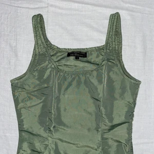 Korsettlinne, Jacqueline de Yong - Grönt korsettlinne från Jacqueline de Yong. Bra skick. Sitter som XS-S
