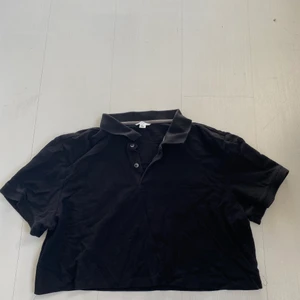 Calvin Klein - Croptop - Croppad pikétröja från Calvin Klein. Knappt använd. Herrstorlek L men passar dam XS, S och M också.