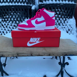 Nike Dunk High Pink Prime 42,5 - Hej, säljer ett par höga dunks i färgen Pink Prime storlek EU 42,5 / US 9  Helt nya och oanvända i sin låda med tillbehör samt kvitto. Perfekt nu inför våren med ett par nya och fräscha sneakers på uteserveringen!  Möts upp eller skickas dubbelboxad mot fraktkostnad. Har inte bråttom med att sälja men prutmån finns vid smidig affär.  Väl mött!