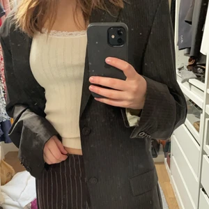 Svart randig oversized kavaj - Galet snygg oversized kavaj som aldrig har använts. Frakt tillkommer på 66 kr 🥰💕✨