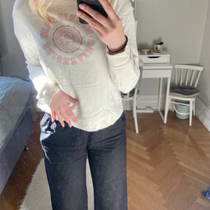 VIT OCH ROSA SWEATSHIRT - Gräddvit collegetröja med rosa detaljer! Knappt använd och har superskönt material🌸