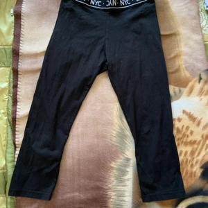 H&M svarta leggings - As gulliga leggings som jag säljer!🤍 