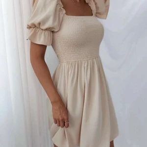 Beige klänning - Superfin beige klänning som endast är provad, så är i nyskick! Bra i längden på mig som är 172cm lång. 