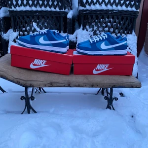 Nike Dunk Low Marina Blue 42 - Hej, säljer 2 par låga dunks i färgen Marina Blue storlek EU 42 / US 8,5. Helt nya och oanvända i sin låda med tillbehör samt kvitto. Perfekt nu inför våren med ett par nya och fräscha sneakers på uteserveringen! Möts upp eller skickas dubbelboxad mot fraktkostnad. Har inte bråttom med att sälja men prutmån finns vid smidig affär. Väl mött!