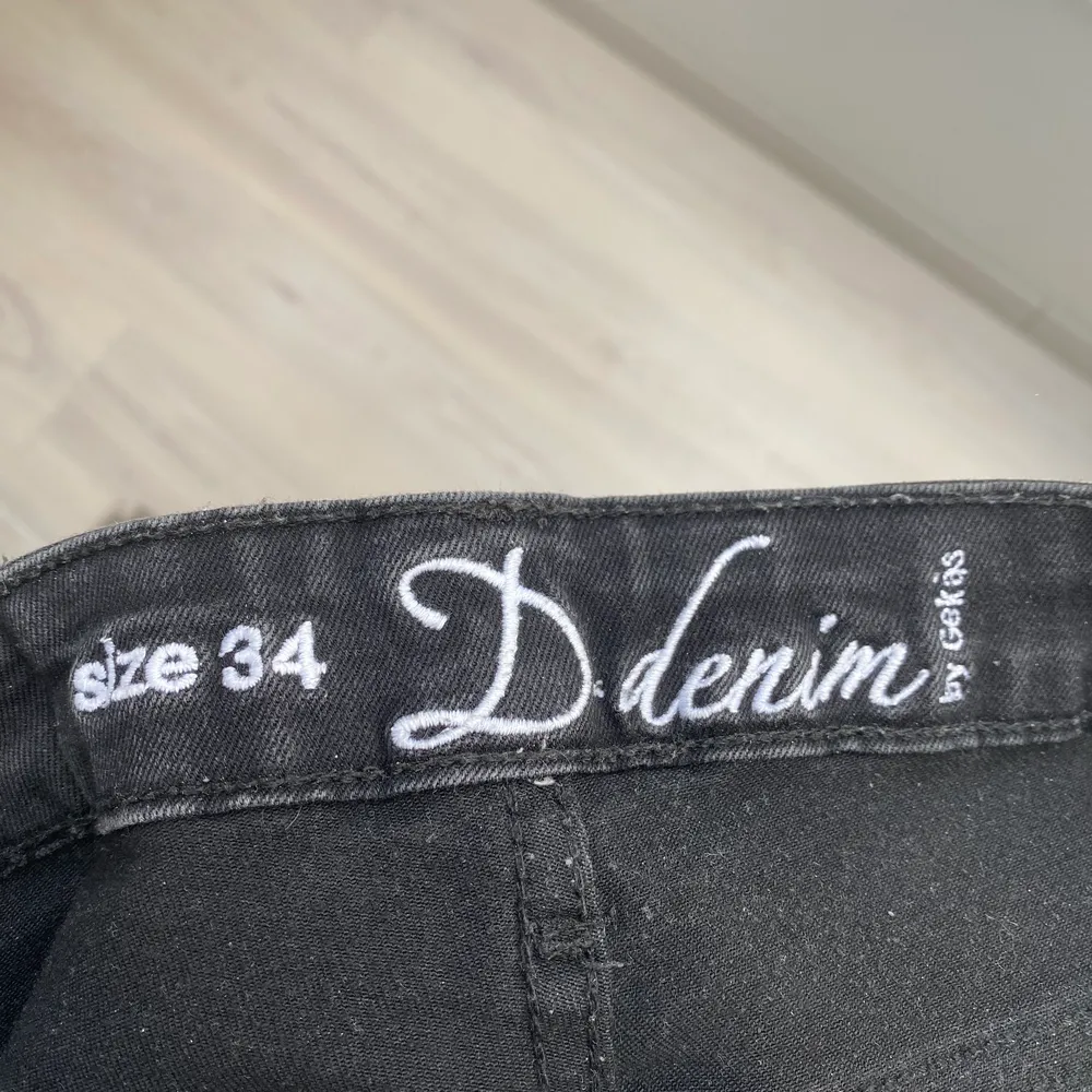 Säljer dessa svart skinny jeans med hål i från gekås då de är förkorta för mig. De är använda men inget som syns så mycket. Är 166 som referens . Jeans & Byxor.