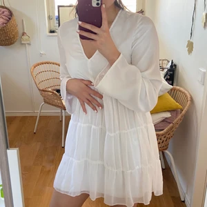 Vit studentklänning  - Vit klänning perfekt till studenten, studentmottagningar eller  sommarkvällar 💞 Donna Romina x NA-KD