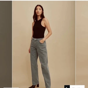 Gråa lågmidjade jeans - Supersnygga gråa lågmidjade jeans. Säljer då jag har andra. De är helt slutsålda på nakd hemsida. Stora i storleken. KOLLA INLÄGGET HÖGRE UPP!