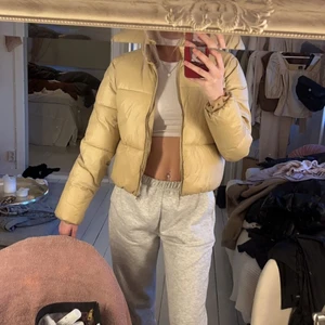 Vår jacka  - En vår jacka från Misslisibell x NA-KD kollektion. Har tyvärr bara använt den 2-3 ggr eftersom jag har en del jackor så den kom inte till användning☺️🥴Därav  Inget slitage på den (2:a bilden är lånad) 