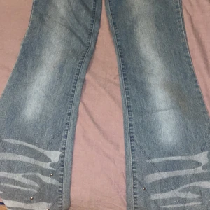 Flare byxor med detaljer  - Flare jeans