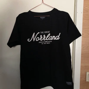 Norrland t-shirt - Svart norrland t-shirt, säljer då den inte används.