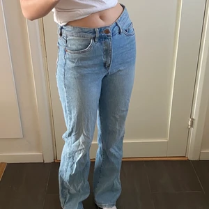 Bootcut jeans - Ett par bootcut jeans i jättefin ljusblå färg🥰 Långa och bra på mig som är 167 med medelhög midja. Jeansen är i väldigt bra skick!💕 Frakt +66kr