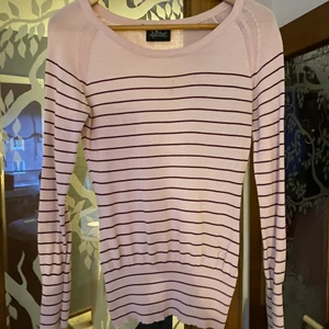 Peak Performance  - Randig rosa och så fin! Tidlös och snygg tunnstickad tröja från Peak! Inte ny men kvaliten talar sitt tydliga språk. Kvinnlig och muddar vid armslut och över höften. Storlek XS. 