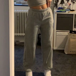 SHEIN grå mjukisbyxor strl.xs - jättemysiga grå mjukisbyxor från shein som är lite för stora och därför säljer jag de, köparen står för frakt💗
