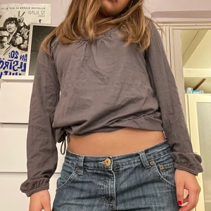 Söt tröja  - En söt tröja! Använder inte så mycket så bättre att nån annan gör😜 Den har snören som man kan knyta ifall man vill ha den tajt💋 Köpare står för frakten och kan möta upp Sthlm annars 