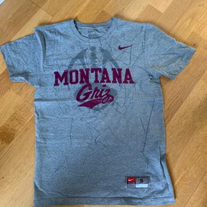 Nike montana T-shirt  - Grå Nike tisha från montana, sitter true to size. Inga defekter.
