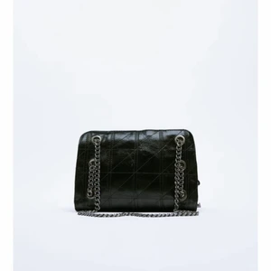 Zara väska - Säljer nu min super snygga väska från zara då den inte kommer till andvändning längre. Tror den även är slut slutsåld på Zaras hemsida atm💕💕