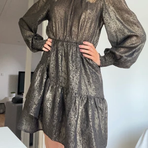 Klänning Gina tricot  - Jättefin Klänning från Gina Tricot, bra skick. Är inte säker på om jag ska sälja men är intresserad av att se vad jag kan få för den 💓