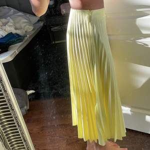 Säljer min gula plisserade kjol från zara. Super fin färg men kommer inte till användning längre tyvärr. Storlek S men passar även xs.