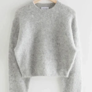 Grå stickad tröja - En jättefin grå stickad tröja från & other stories. Nyskick och använd max 2-3 gånger. Nypris, 790! 