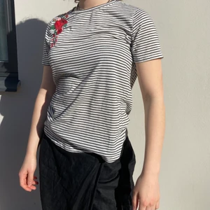 Randig t-shirt med blombroderi - Randig t-shirt med blombroderi från new yorker. Storlek S. Frankt ingår.