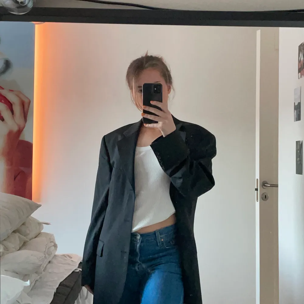 Kavaj jag köpt secondhand men är lite för stor för min smak! Funkar jättefint som oversized kavaj som jag har den 💓 jag är vanligtvis en S/M i kläderstorlekar och är 168cm. fraktar eller möts upp i Stockholm . Kostymer.